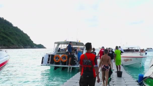 Turistas salen de la isla de Raya — Vídeo de stock