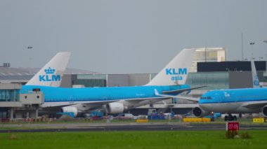 Uçak indikten sonra kalkıyor.