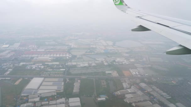 Αεροπλάνο πλησιάζει πριν από την προσγείωση, κατά τη διάρκεια της βροχής — Αρχείο Βίντεο