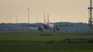 Easy Jet Airbus A319 iniş yapıyor.