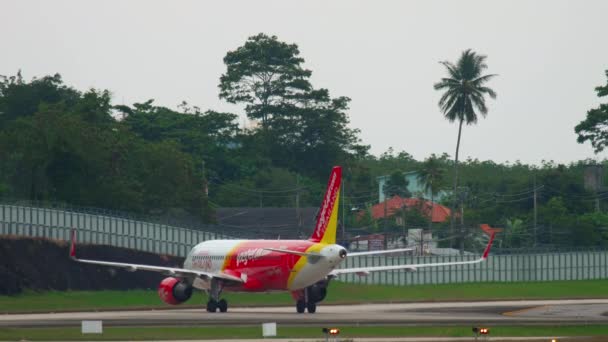 Avião taxiando após a aterragem — Vídeo de Stock