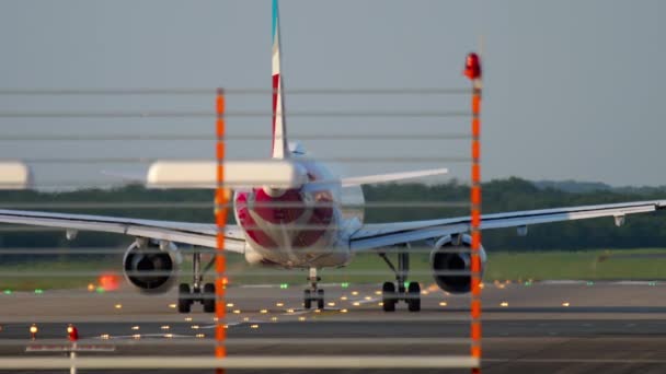 Самолет начинает ускоряться — стоковое видео