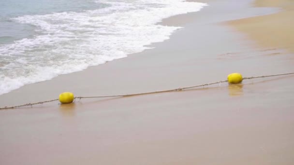 Ondas em uma praia de areia — Vídeo de Stock