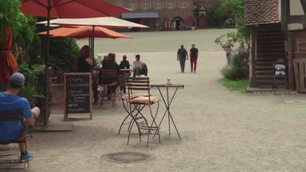 Tourists in Kloster Maulbronn, monastery — Stock Video