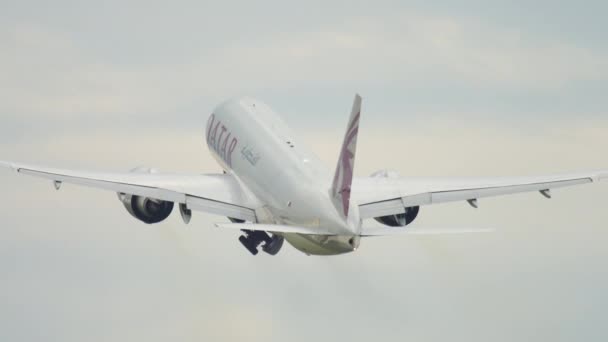 Qatar Cargo Boeing 777 salida — Vídeos de Stock