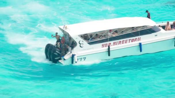 Speedboot benadert het strand Similan eilanden — Stockvideo