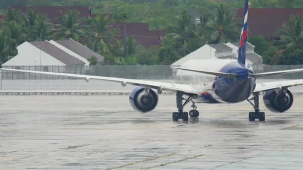 Boeing Triple seven Aeroflot taxning efter landning — Stockvideo