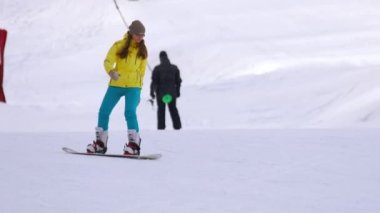 Kış beldesinde snowboard