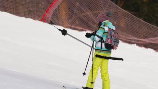 Bir asansör amatör kayakçı kız — Stok video