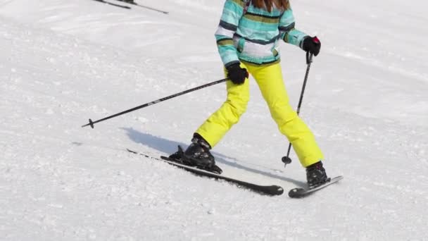 Benim üzerime kayakçı kız yokuş aşağı — Stok video