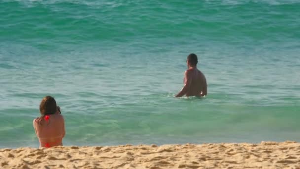 Azurblaue Wellen wälzten sich auf dem Sand von Karon Beach — Stockvideo