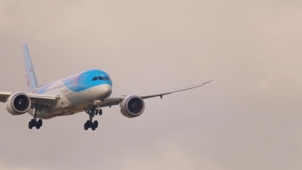 TUI Voar Boeing 787 Dreamliner se aproximando — Vídeo de Stock