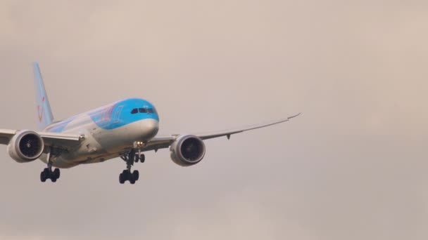 TUI Fly Boeing 787 Dreamliner zbliża się — Wideo stockowe