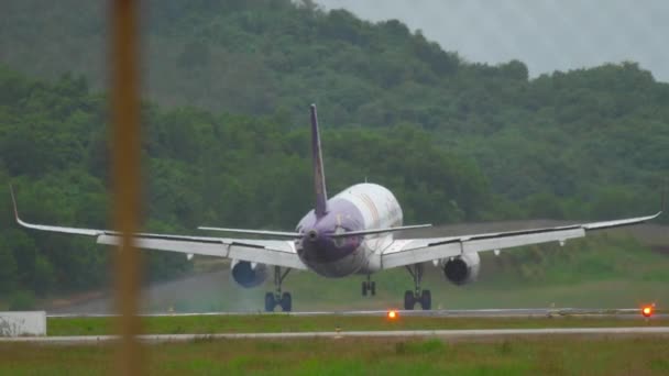Airbus 320 landing op de luchthaven van Phuket — Stockvideo