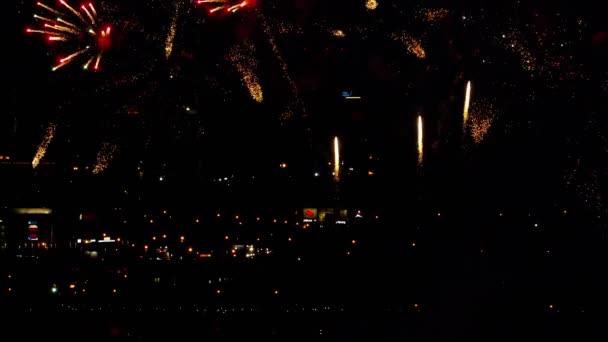 Feux d'artifice clignotant dans la soirée 