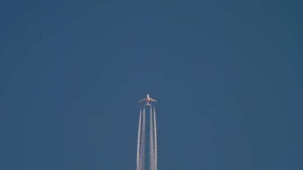 Avión volando alto — Vídeo de stock