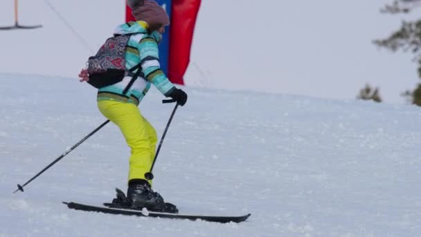 Amatör skidåkare flicka utförsåkning — Stockvideo