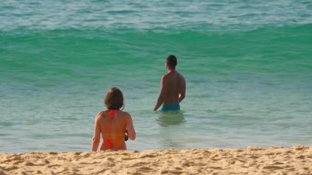 Azúrkék hullámok hempergett a homokos Karon Beach — Stock videók