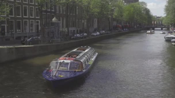 Rejs kanałem łodzi w Amsterdam — Wideo stockowe