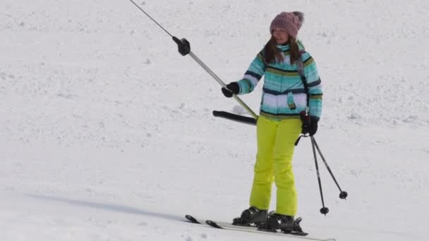 Amateur skiër meisje op een lift — Stockvideo