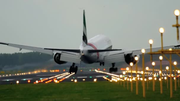 Emirate boomen bei 777-Landung — Stockvideo