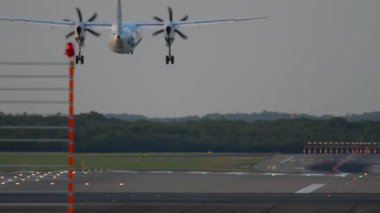 Turboprop uçağı iniyor