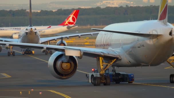 Tráfico en el aeropuerto de Frankfurt — Vídeos de Stock