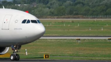 Uçak kalkıştan önce kalkıyor.