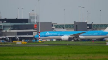 Uçak servise çekiliyor.