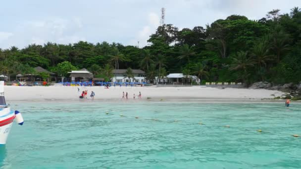 Turistas en la playa de la isla de Raya — Vídeos de Stock