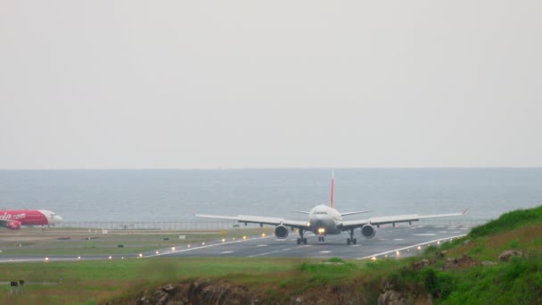 Avión en rodaje después del aterrizaje — Vídeo de stock