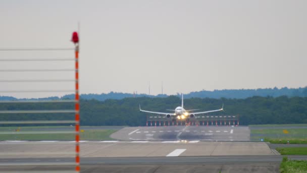 Vliegtuiglanding in Düsseldorf — Stockvideo