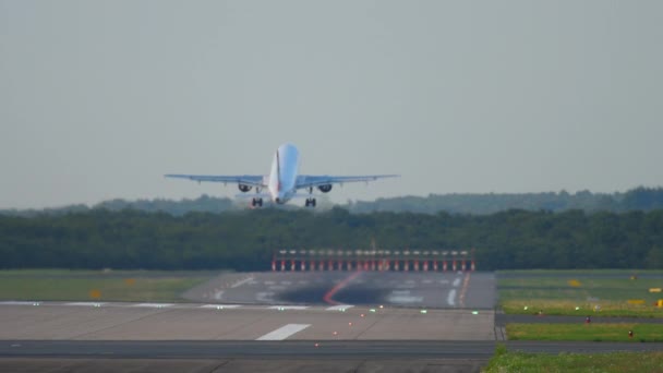 Avião acelera e descola — Vídeo de Stock