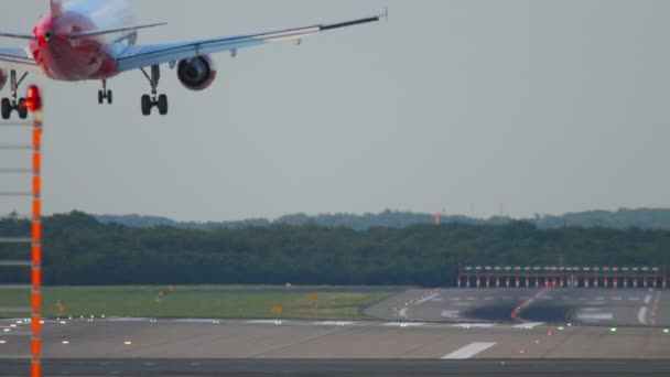 Самолёт приземлился в Дюссельдорфе — стоковое видео