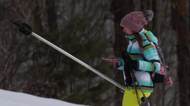 Аматорська лижниця дівчина на ліфті — стокове відео