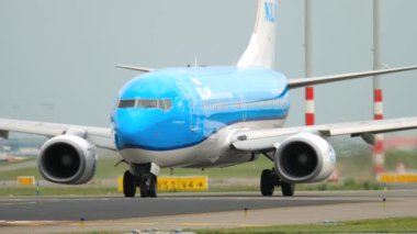 KLM Boeing 737 kalkış önce Taksilemek