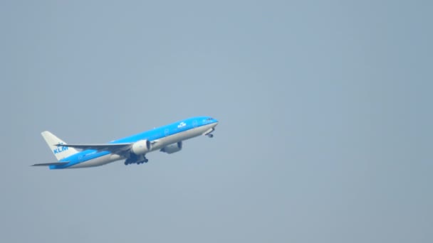 Pesawat berangkat dari Amsterdam. — Stok Video