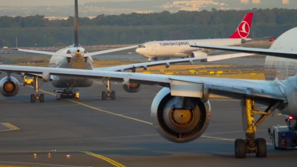 Frankfurt tráfego aeroportuário — Vídeo de Stock