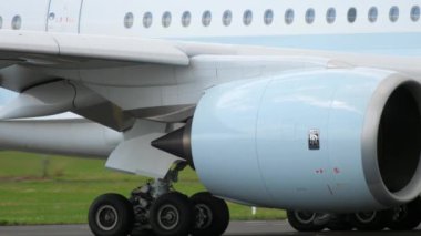 Airbus A350 içinde Dusseldorf Taksilemek