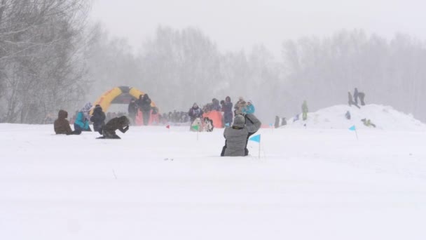 Skijoring 競技中にハスキー犬と男選手 — ストック動画