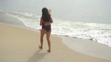 Kumlu Sahilde yürüyüş iki yaşındaki kızı ile anne