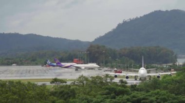 Uçak kalkmadan önce piste dönün.