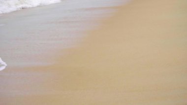 kumlu bir plaj dalgalar