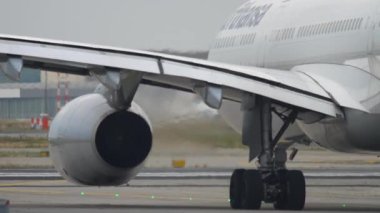 Airbus A330 kalkıştan önce yükleniyor