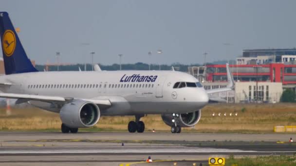 Airbus A320 rollt vor dem Abflug — Stockvideo