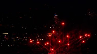 Akşamları yanıp sönen havai fişek