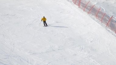 Adam kayakçı yokuş aşağı çalışan