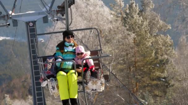 Panorama des montagnes d'hiver, remontées mécaniques — Video