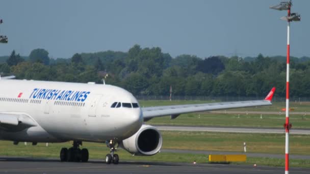 Avión en rodaje antes de la salida — Vídeos de Stock