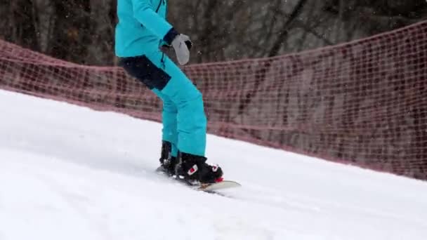 Snowboard i vintersportorten — Stockvideo